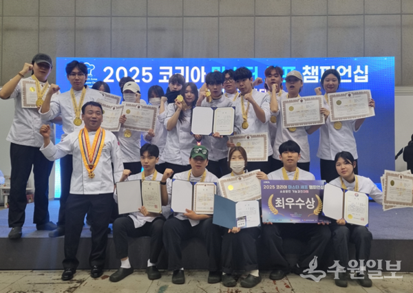 장명하교수(앞줄 왼쪽 첫번째)가 ' 2025코리아 마스터쉐프 챔피언쉽 소상공인 기능경진대회'에서 스케치&쿡동아리 학생 20명 전원이 '금메달'을 차지한 뒤 제자들과 함께 기념촬영을 하고 있다. (사진=대림대 호텔조리과)