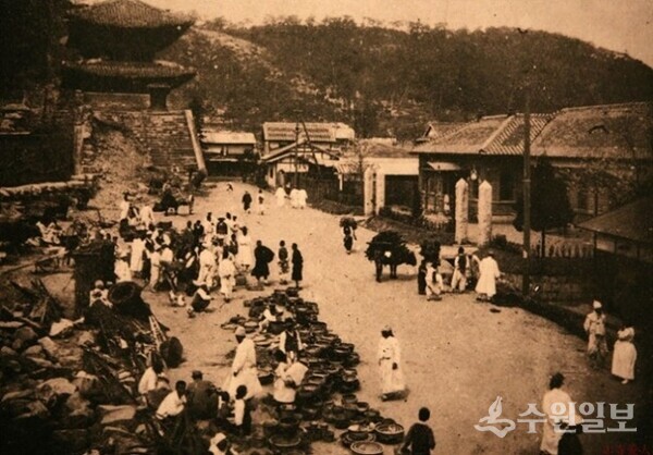 일제 강점기 수원 팔달문 시장의 모습. (사진=수원시)
