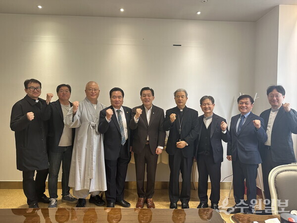 이재준 수원특례시장(가운데)이 ‘개신교, 천주교, 불교, 원불교 4대 종단 간담회’ 참석자들이 함께 하고 있다. (사진=수원시)