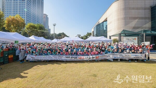 1일 과천시민회관 시계탑 광장에서 가진 ‘2025년 모두가 나누는 김장축제’에 참야한 관내 기업과 사회단체, 시민 등이 기념촬영을 하고 있다. (사진=과천시)