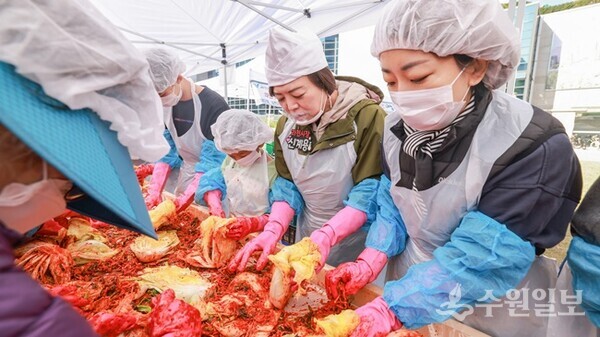 ‘2025년 모두가 나누는 김장축제’에 참여한 신계용 과천시장(오른쪽 두번째)이 시민들과 김장 담그기를 하고 있다. (사진=과천시)