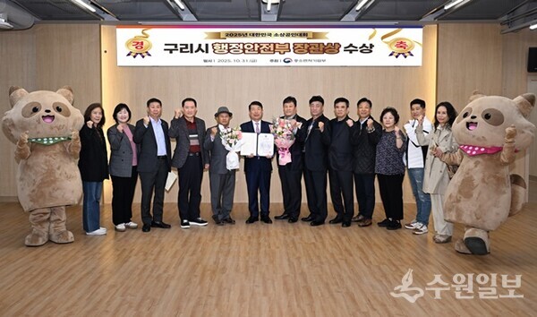 백경현 구리시장(왼쪽 6번째)이 ‘2025년 대한민국 소상공인대회’에서 소상공인 지원 우수단체 분야 행정안전부 장관 표창을 받은 뒤 관계자들과 함께 기념촬영을 하고 있다. (사진=구리시)