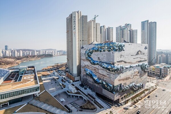 2021 수원디자인대상 수상작인 갤러리아백화점 광교점.(사진=수원시)