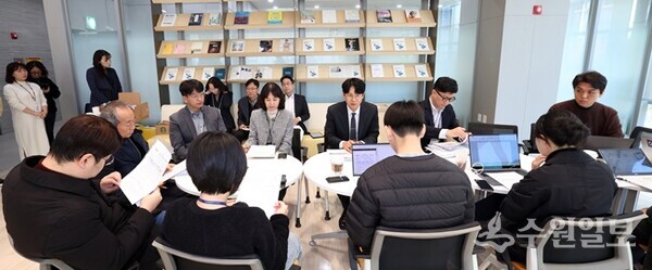 경기도교육청 관계자들이 내년 본예산 편성 회의를 하고 있다.(사진=경기도 교육청)