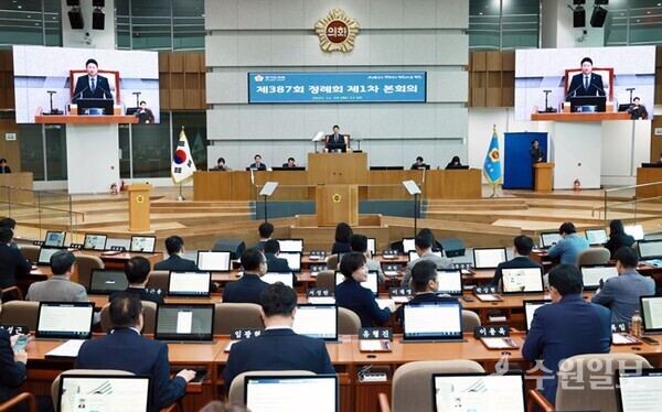 김진경 경기도의회 의장이 4일 "제387회 정례회 제1차 본회의'에서 개회사를 하고 있다. (사진=경기도의회)
