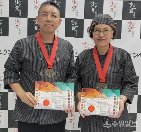 김다희(오른쪽)·권광민 팀이 금상을 차지한 뒤 기념촬영을 하고 있다. (사진=여주시)
