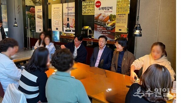 이계문 남양주도시공사 사장(정면 오른쪽 세번째)이 박은경 시의원(오른쪽 두번째)과 함께 호평·화도체육문화센터를 찾아 주민들과 함께 주민협의회 간담회를 갖고 있다. (사진=남양주도시공사)