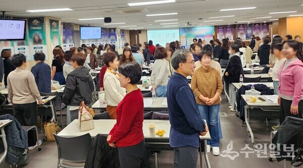 교육에 참가한 직원들이 소통의 시간을 갖고 있다.(사진=김종식 대기자)
