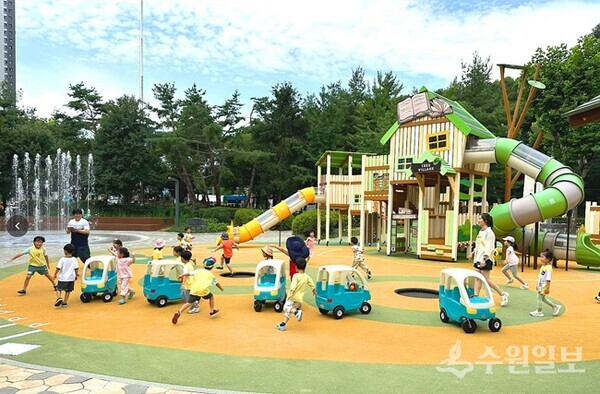 과천시 에어드리공원에 조성된 숲속 책마을 놀이터. (사진=과천시)