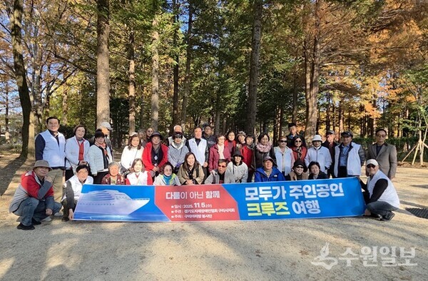 김구영 구리아리랑봉사단 고문(뒺줄 왼쪽 첫번째)과 구리시장애인 등이 베고니아 공원에서 기념촬영을 하고 있다. (사진=구리아리랑봉사단)