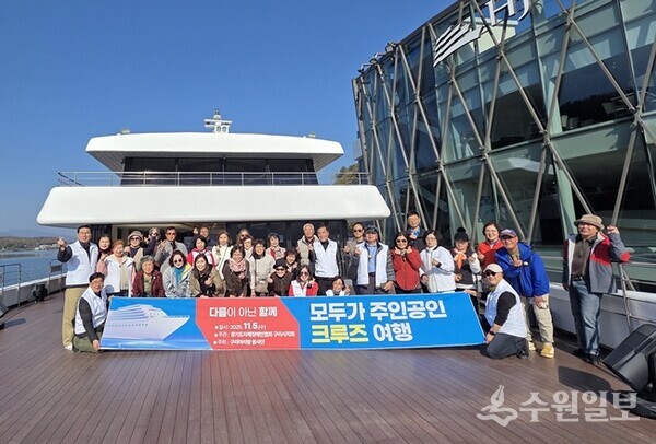 김구영 구리아리랑봉사단 고문(왼쪽 첫번째)과 이상수 자문위원(오른쪽 첫번째) 등 봉사단과 장애인 등이 효정 크루즈 위에서 기념촬영을 하고 있다. (사진=구리아리랑봉사단)