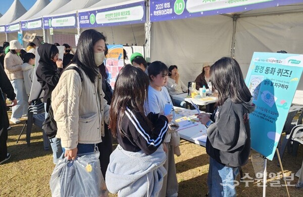 마음나무협동조합과 새강지역아동센터 학생들이 ‘2025 화성학생동아리축제’ 현장에서 ‘환경 동화 퀴즈’를 통해 ESG 가치를 나누고 있다. (사진=김희태)