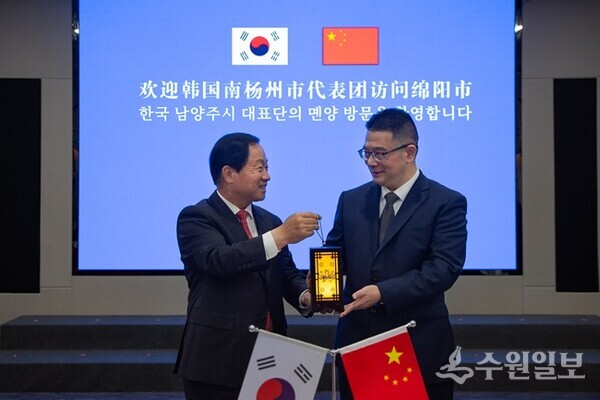 주광덕 남양주시장(왼쪽)이 리원 몐양시장에게 기념품을 전달하고 있다. (사진=남양주시)
