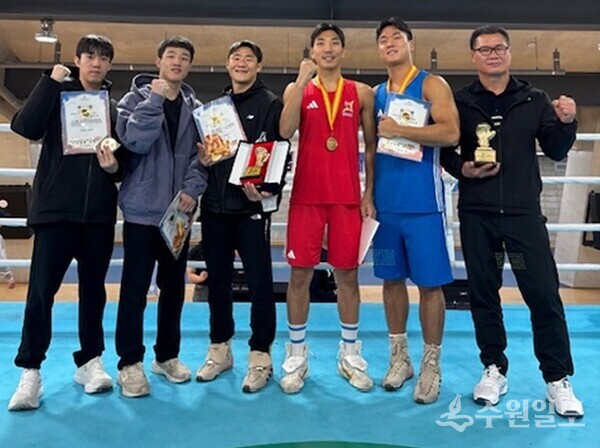 광주시청 복싱팀이 종합점수 1위로 단체전 정상에 올라 기념촬영을 하고 있다. (사진=광주시)
