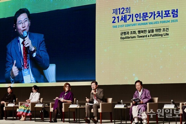 이상일 용인특례시장(오른쪽 두번쨰)이 7일 '세계인문도시네트워크(WHCN)' 총회에 참석, 인문도시 용인의 정책을 소개하고 있다. (사진=용인시)