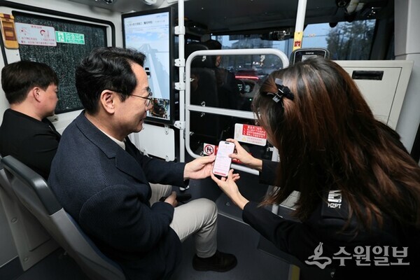 정명근 화성시장(가운데)이 항저우시 공공교통 유한회사를 방문, 자율주행 시스템을 체험하고 있다. (사진=화성시)