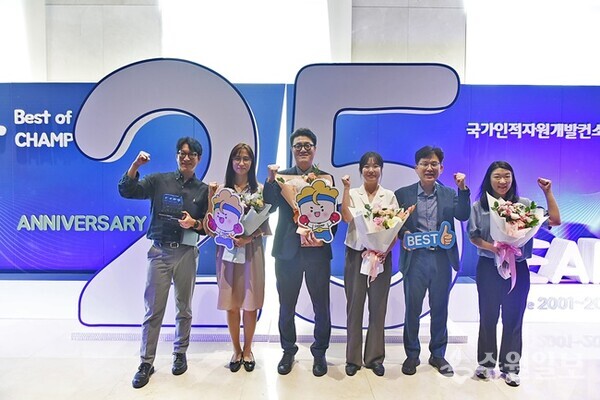 경과원은 지난 9월 4일 용산 드래곤시티에서 열린 ‘2025 Best of CHAMP’에서 지역산업맞춤형 공동훈련센터 부문 노동부 장관상을 수상하고 기념 촬영을 하고 있다. (사진=경과원)