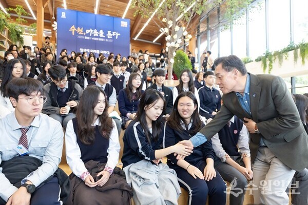이재준 시장이 영통1동 새빛만남에서 청소년들과 인사하고 있다. (사진=수원시)