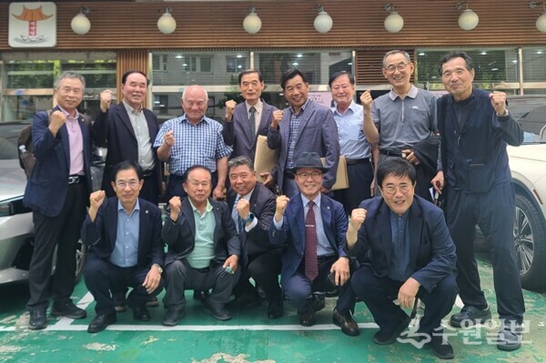 대종중 홍보교육위원회 위원들이 회의를 마치고 기념촬영을 하고 있다. (사진=반남박씨 대종중)