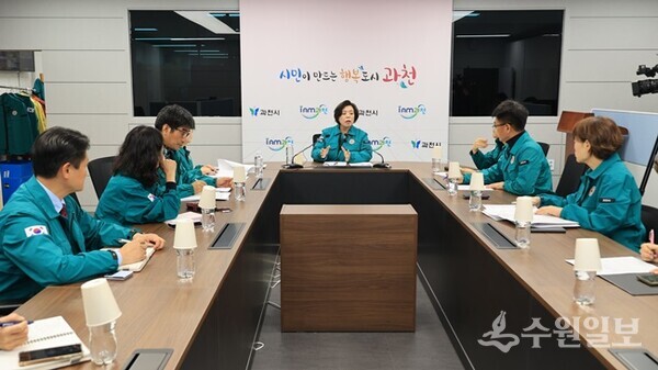 지난 6일 신계용 과천시장(정면)이 비상대책본부 회의를 주재하고 있다. (사진=과천시)