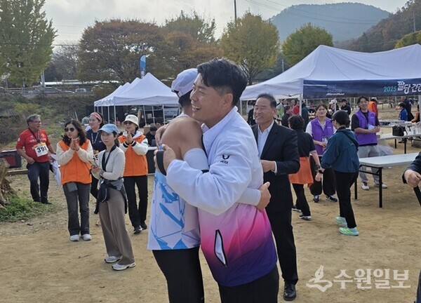 완주자에게 일일히 메달을 걸어주고 포옹을 하고 있는 한대희 광주시 육상연맹 회장(오른쪽). (사진=광주시 육상연맹)
