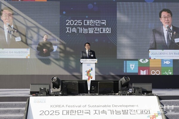 정명근 화성특례시장이 '2025년 지속가능 발전대회' 개막식에서 환영사를 하고 있다. (사진=화성시)