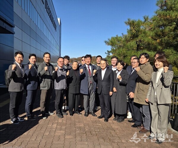 김동연 경기도지사와 성수석 더민주당 이천시지역위원장 등이 지역 산업 발전 전략과 노동계 현안에 대해 간담회를 가진 뒤 기념촬영을 하고 있다. (사진=더불어민주당 이천시지역위원회)