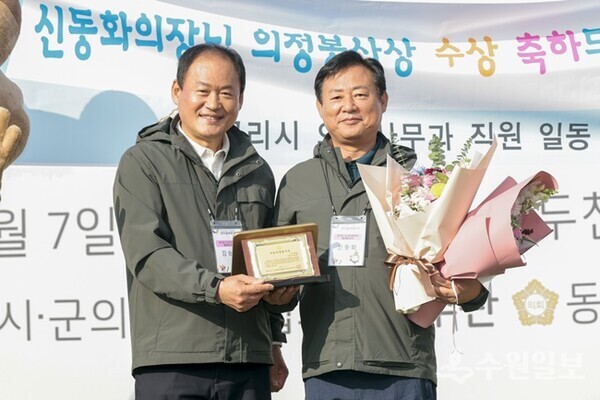 신동화 구리시의회 의장(오른쪽)이 '2025 경기도시군의회의원 한마음체육대회'에서 ‘지방의정봉사상’을 수상한 뒤 포즈를 취하고 있다.(사진=구리시의회)