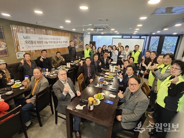 10일 남양주시 화도읍 지역사회보장협의체 위원과 후원자 등이 ‘2025 화도읍 지역사회보장협의체 성과공유회’를 가진 뒤  기념촬영을 하고 있다. (사진=남양주시 화도읍)