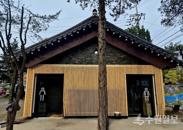 스마트하게 리모델링을 한 신륵사관광지 공중화장실. (사진=여주시)