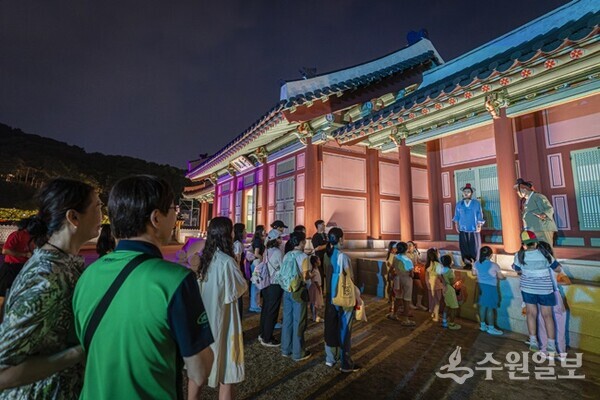 수원화성 태평성대 ‘주민 배우와 함께하는 고궁 산책’ 프로그램을 진행하고 있다. (사진=수원시)