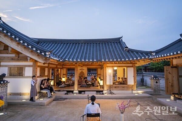 ‘혜경궁 궁중다과 체험’을 진행하는 모습. (사진=수원시)