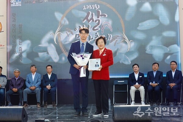 김경희 이천시장(오른쪽)이 현웅조 국립식량과학원 농업연구관에게 명예시민패와 명예시민증을 수여한 뒤 기념촬영을 하고 있다. (사진=이천시)