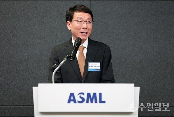 12일 오전 ASML 코리아(화성)에서 열린 ASML 반도체 클러스터 준공식에서 김성중 행정1부지사가 인사말을 하고 있다. (사진=경기도)