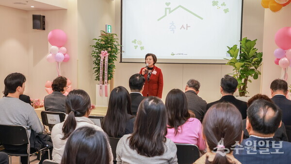 시립 공원마을어린이집 ‘집들이 오픈데이’ 행사에서 신계용 과천시장이 축사를 하고 있다. (사진=과천시)