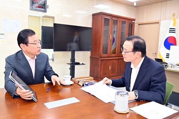 이현재 하남시장(왼쪽)이 11일 경기도교육청 북부청사에서 임태희 경기도교육감과 면담을 갖고 하남교육지원청 신설, 위례·감일신도시 과밀학급 해소 등 주요 교육 현안을 논의하고 있다. (사진=하남시)