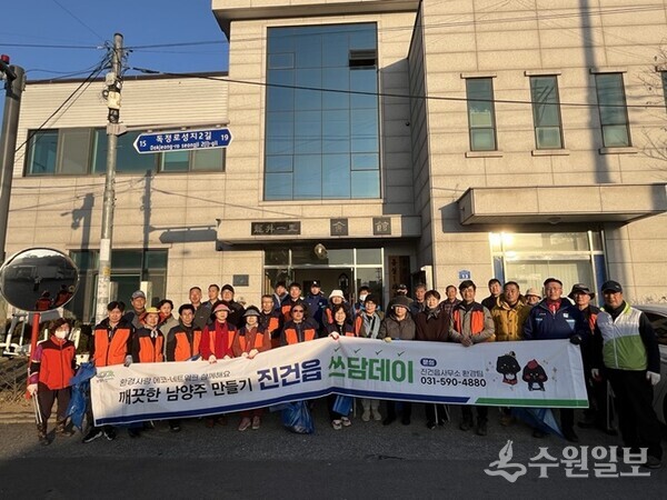 남양주시 진건퇴계원행정복지센터가 지역주민들과 함께 ‘진건읍 쓰담데이’를 진행한 뒤 기념촬영을 하고 있다. (사진= 진건퇴계원행정복지센터)