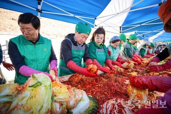주광덕 시장(왼쪽 두번째)이 남양주시새마을회 회원들과 함께 사랑의 김장 김치를 만들고 있다. (사진=남양주시) 