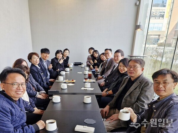 이기복 다산행정복지센터장(오른쪽 5번째)이 지역 내 이진환 시의원(오른쪽 네번째) 등과 다산1동 발전을 위한 주요 현안에 대해 소통간담회를 갖고 있다. (사진=다산행정복지센터)