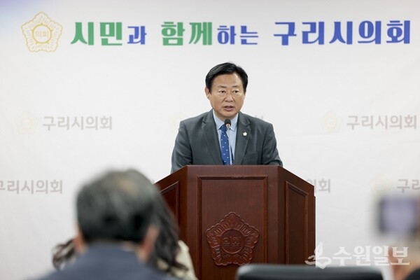신동화 구리시의회 의장이 의정 브리핑을 통해 경기도와 서울특별시 간 관할구역 변경(안) 등 주요 현안을 조목조목 설명하고 있다. (사진=구리시의회)