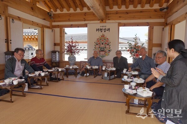 ‘수원화성 태평성대’에 초청받아 ‘혜경궁 궁중다과 체험’을 하는 수원화성행궁 복원추진위원들. (사진=김우영 논설실장)