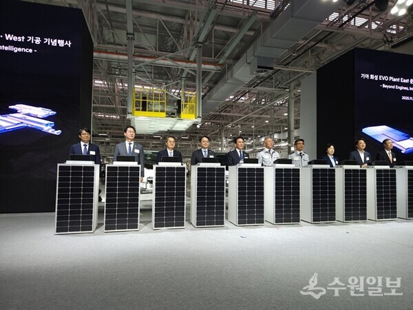 정명근 화성특례시장이 김민석 국무총리 등 주요내빈과 기공식 퍼포먼스를 하고 있다. (사진=화성시)