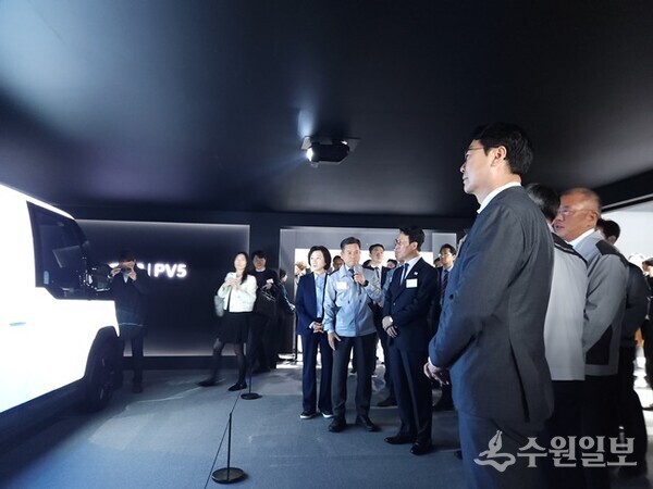 정명근 화성특례시장이 기아 오토랜드 화성에서 시타 PV5에 대한 설명을 듣고 있다. (사진=화성시)