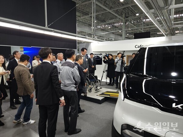 정명근 화성특례시장이 기아 오토랜드 화성에서 시타 PV5에 대한 설명을 듣고 있다. (사진=화성시)