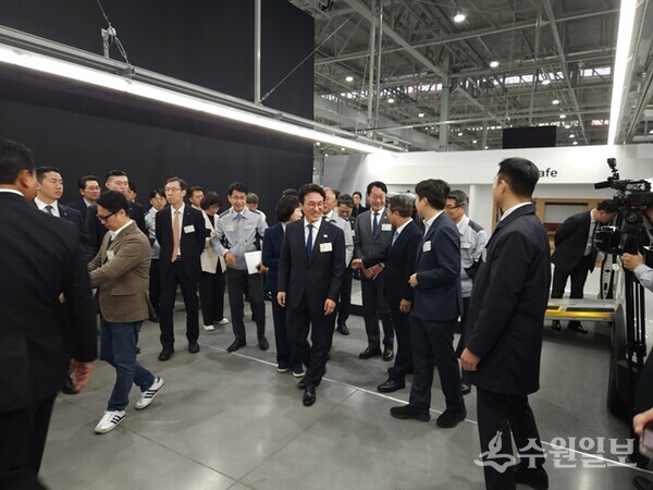 기아 오토랜드 화성을 방문한 정명근 화성특례시장과 김민석 국무총리. (사진=화성시)