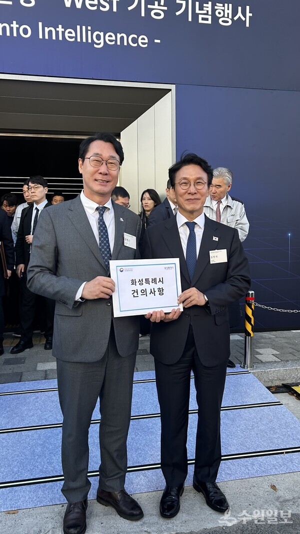 기아 오토랜드 화성을 방문한 정명근 화성특례시장이 김민석 국무총리에게 (가칭)화성항 신설 건의사항을 전달하고 있다. (사진=화성시)