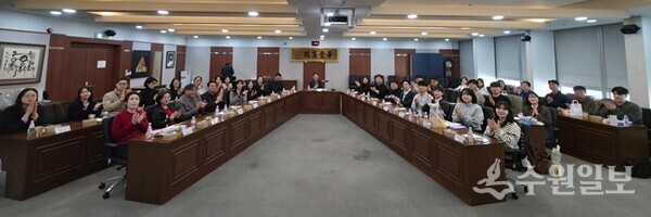 수원상공회의소가 미래내일일경험사업 성과보고회를 가진 뒤 기념촬영을 하고 있다. (사진=수원상의)