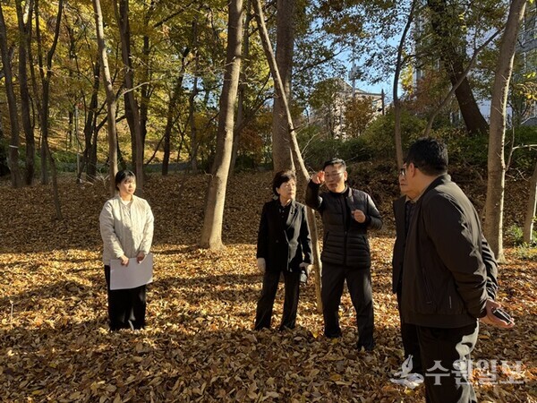 오혜숙 수원시의원(왼쪽 두번째)이 14일 담당부서 공무원, 조원1동 주민자치회장과 함께 조원공원 ‘맨발걷기 길 조성사업’ 공사 현장을 직접 방문, 추진 상황을 점검하고 있다. (사진=오혜숙 의원실)