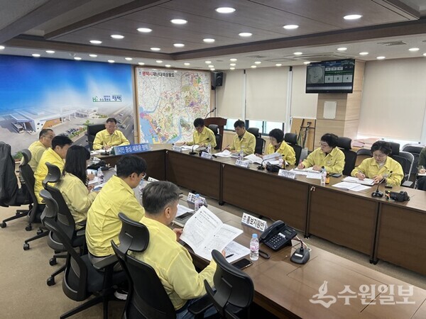 평택시가 평택 서부지역 소재 산란계 농장에서의 고병원성 조류인플루엔자(AI) 발생 따른 재난안전대책본부 회의를 갖고 있다. (사진=평택시)
