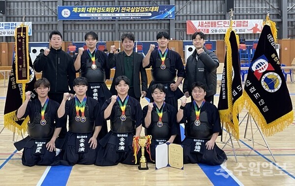 용인시 직장운동경기부 검도팀이 13일 ‘제3회 대한검도회장기 전국실업검도대회’에서 금메달을 획득한 뒤 기념촬영을 하고 있다. (사진=용인시)
